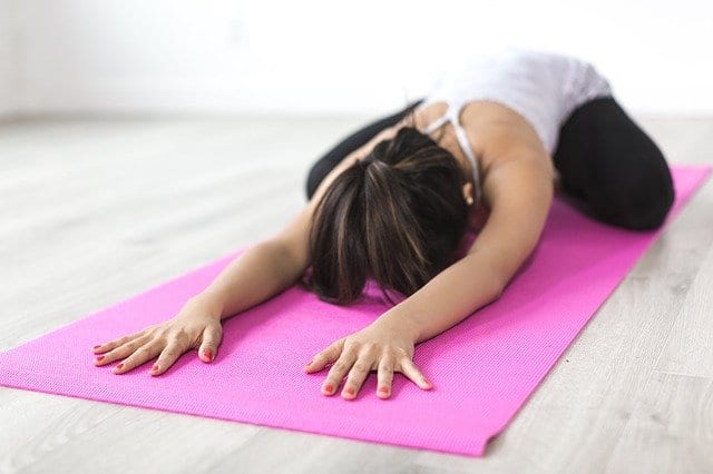 Yoga-Übung auf Sportmatte